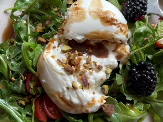 arugula blackberry burrata salad with balsamic vinaigrette
