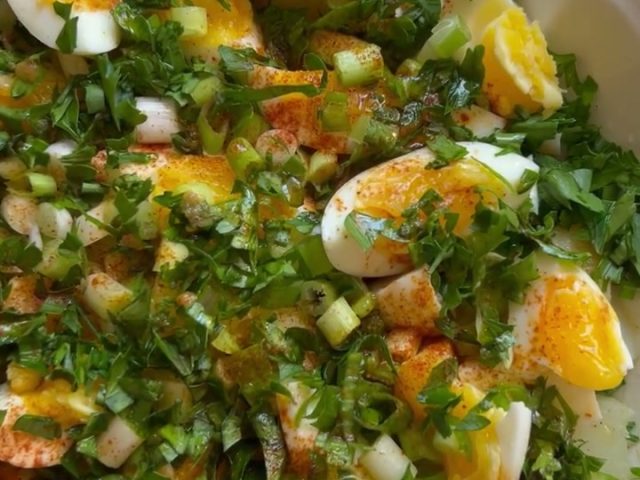 M’faraket Batata, potatoes with eggs middle eastern style