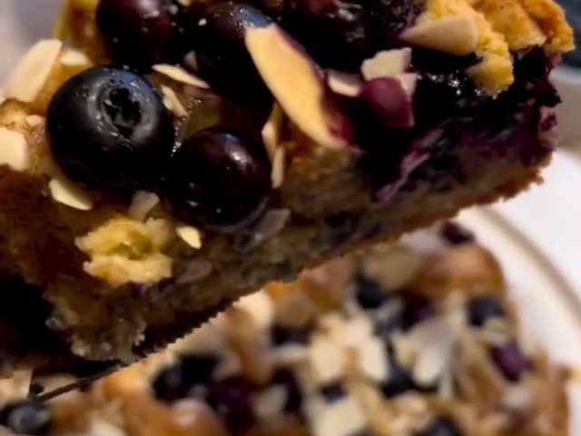blueberry sour cream coffee cake