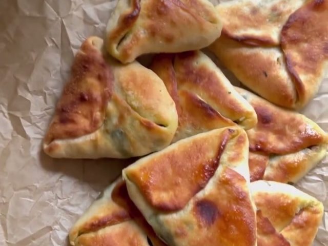 Spinach turnovers ~ Fatayer sabanekh ~ فطائر سبانخ