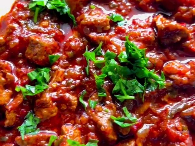 Alinazek kebab (eggplant dip with fried meat)