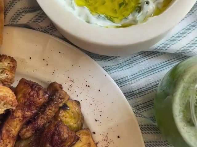 Fried vegetable platter with cilantro garlic sauce