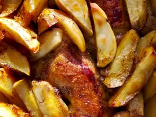 One-Pan Chicken and Potatoes (Siniyet Dajaj bil Batata)