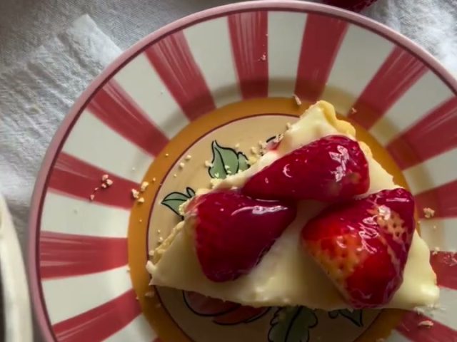 Strawberry fruit tart