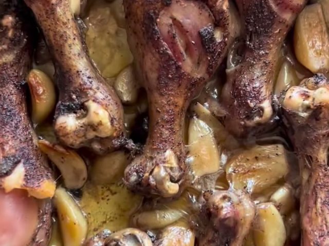 Extra garlicky roasted chicken/ صينية دجاج بالتوم