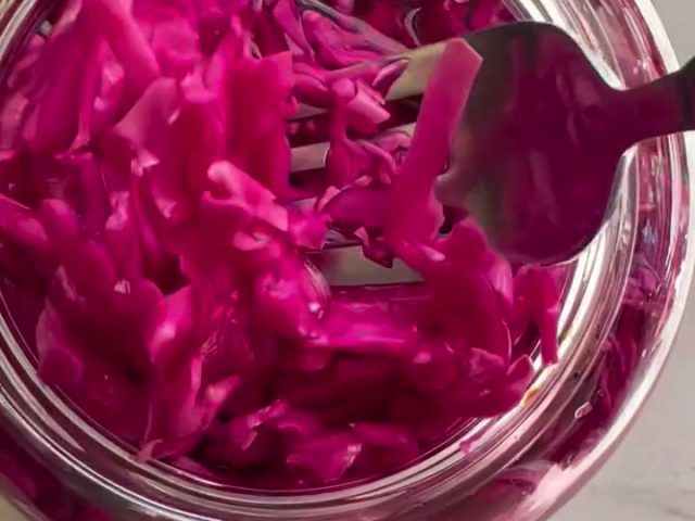 Quick pickled red cabbage