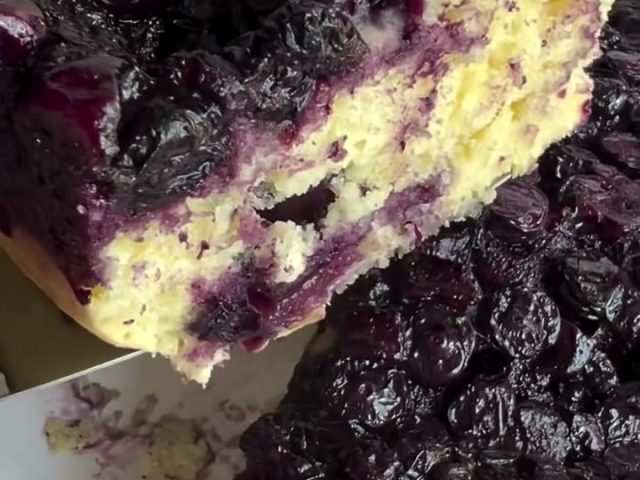 Upside down blueberry cake