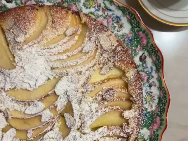 Apple almond cake