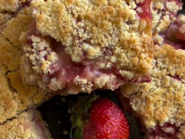 Strawberry Crumble