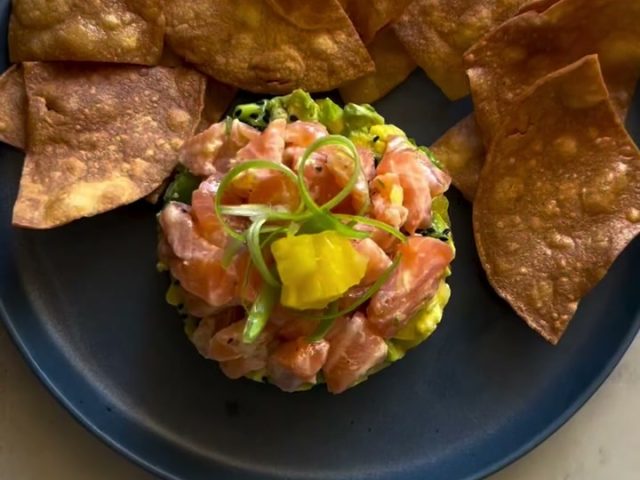 Salmon pineapple tartar
