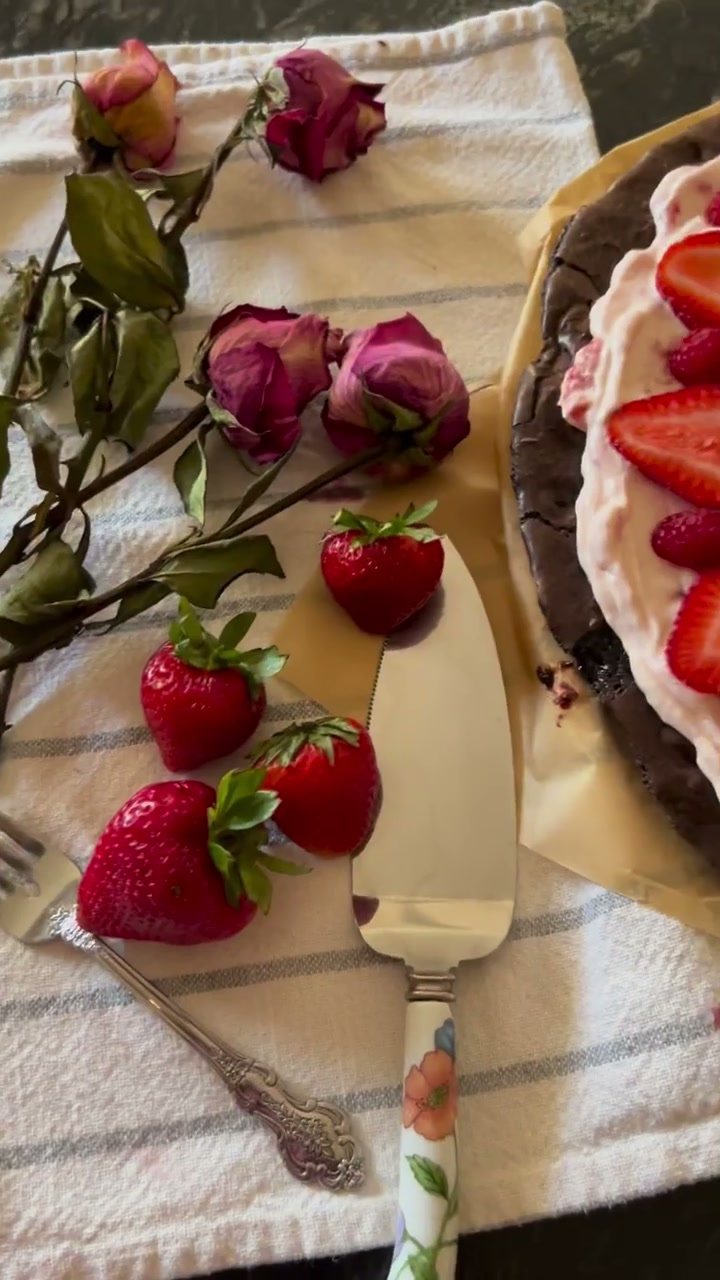 Berry Brownie Pizza