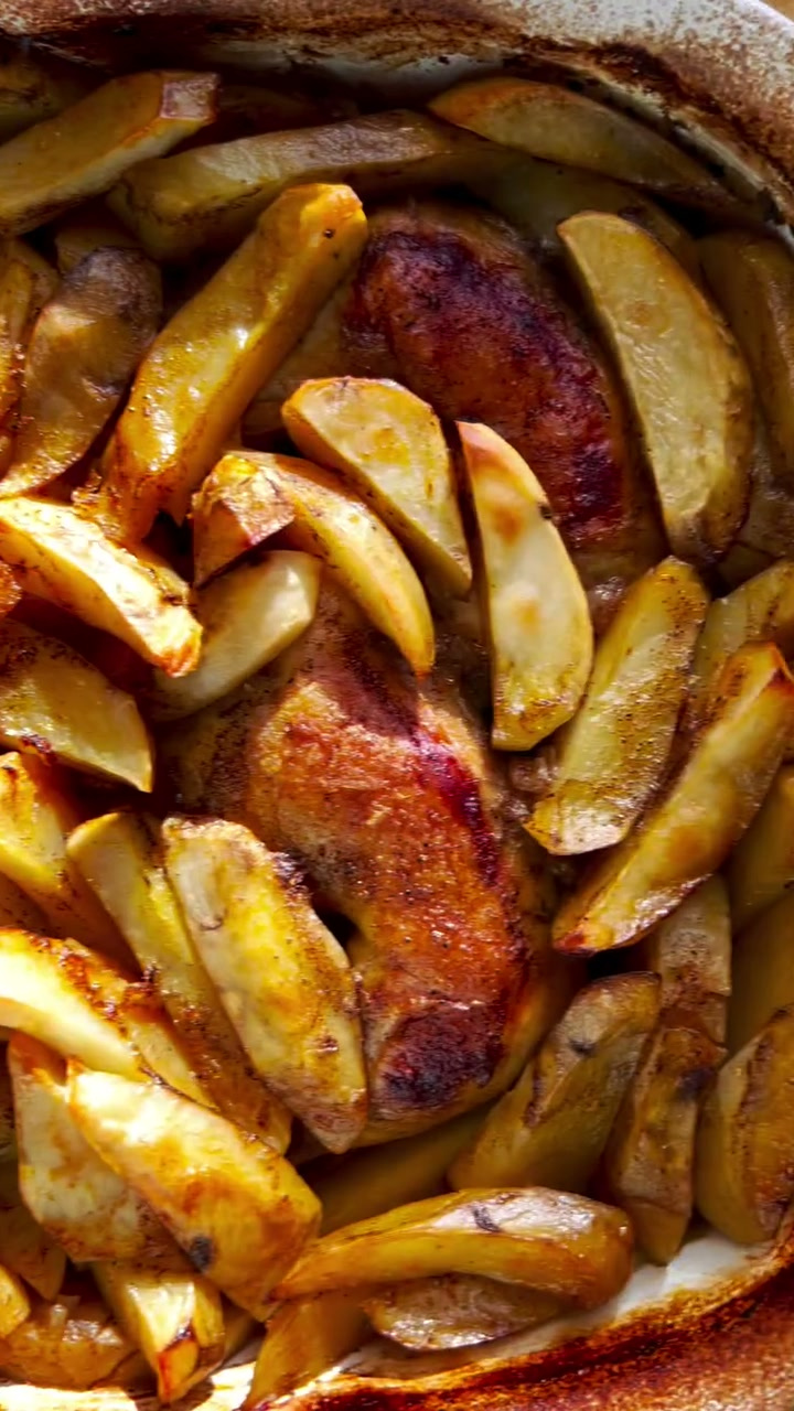 One-Pan Chicken and Potatoes (Siniyet Dajaj Bil Batata)