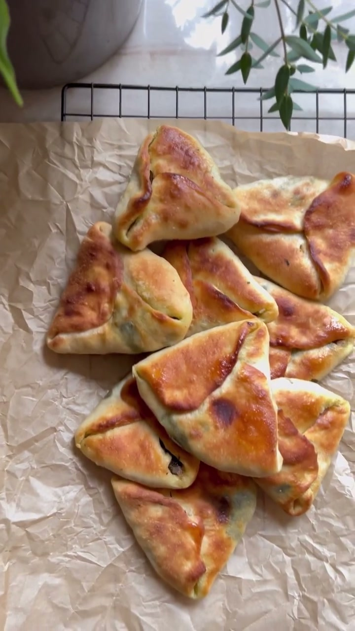 Spinach Turnovers ~ Fatayer Sabanekh ~ فطائر سبانخ