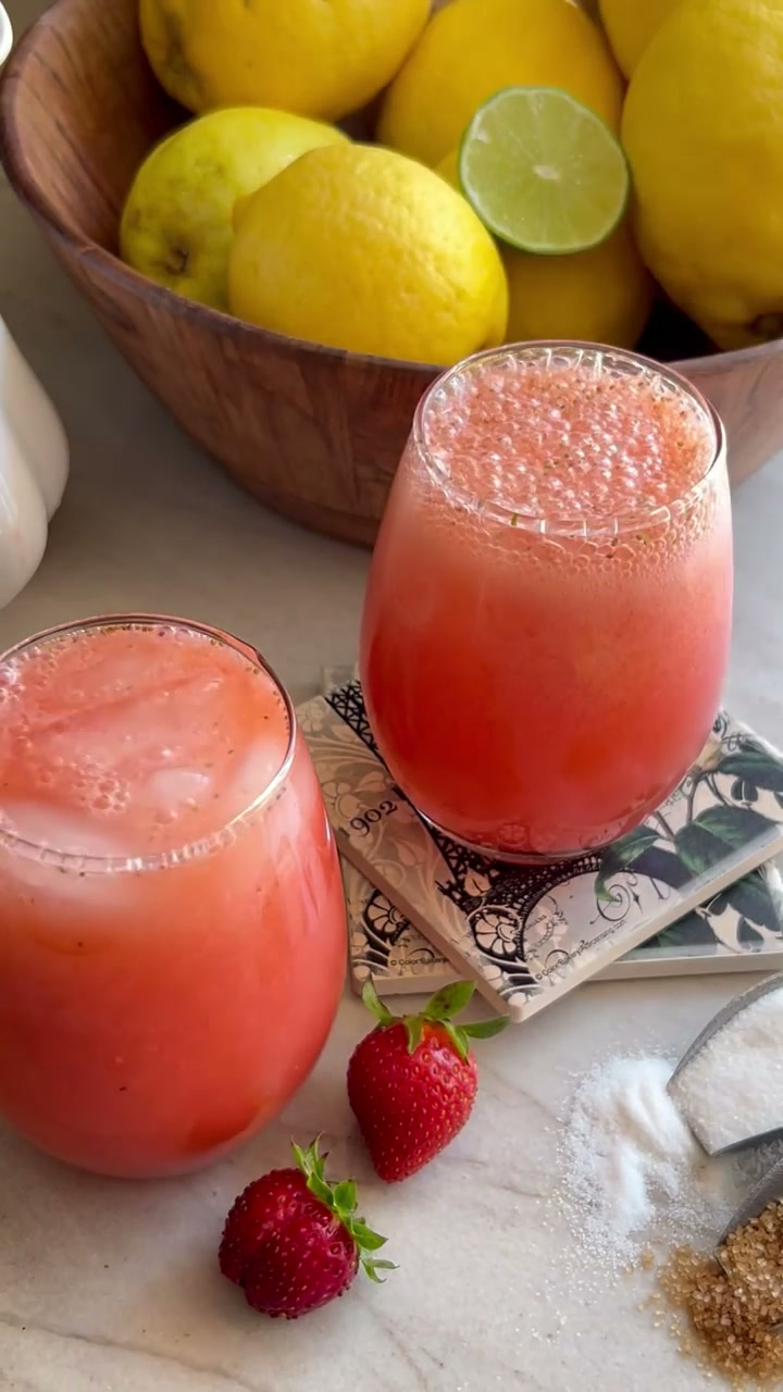 Strawberry Lime-Monade Spritzer